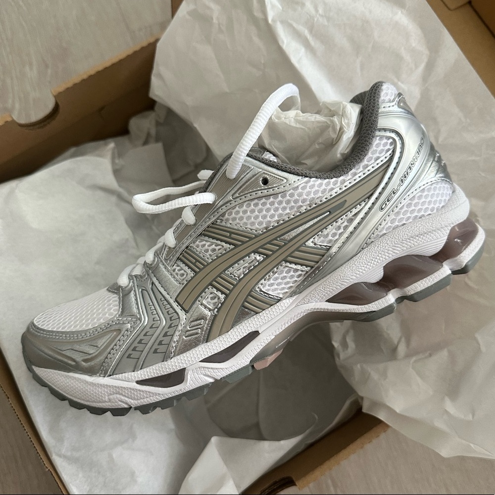 Asics GEL-KAYANO 14 in White/Moonrock
